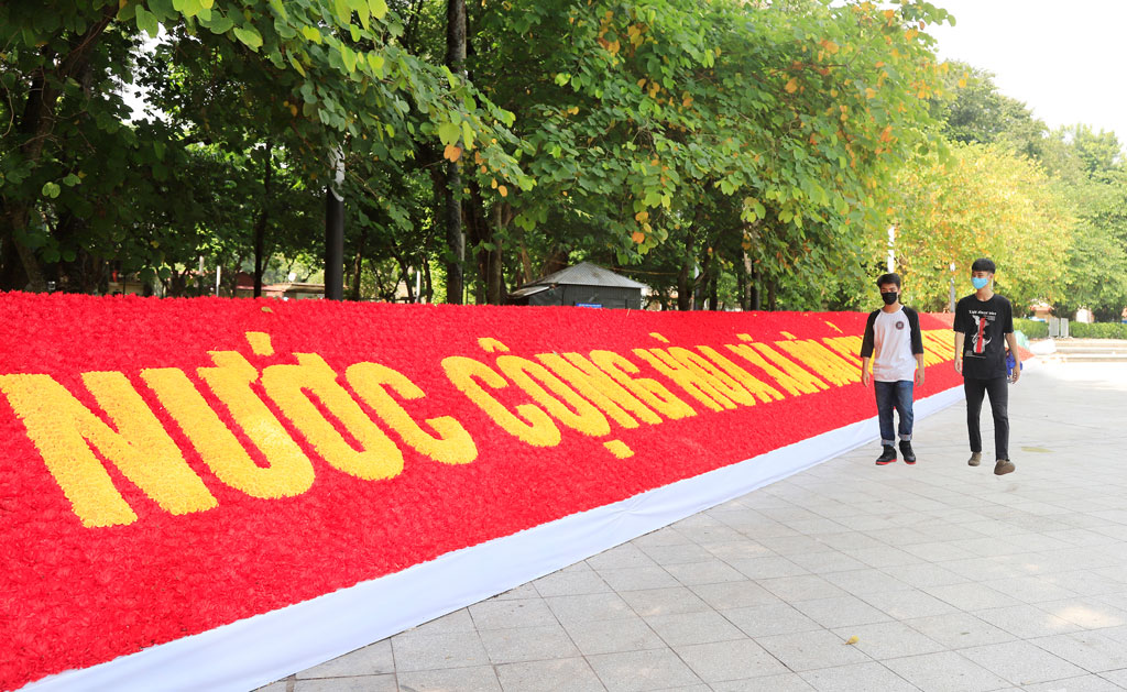 Dòng chữ "Nước Cộng hòa xã hội chủ nghĩa Việt Nam" được kết bằng hoa nổi bật tại Công viên Lênin (quận Ba Đình).