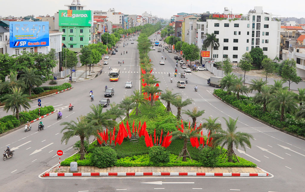 Đường Ngô Gia Tự (quận Long Biên) rực rỡ cờ, băng rôn… tuyên truyền chào mừng kỷ niệm 75 năm Quốc khánh 2-9.