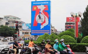 Một tấm áp phích cỡ lớn tuyên truyền chào mừng Quốc khánh 2-9 trên đường Xã Đàn (quận Đống Đa).