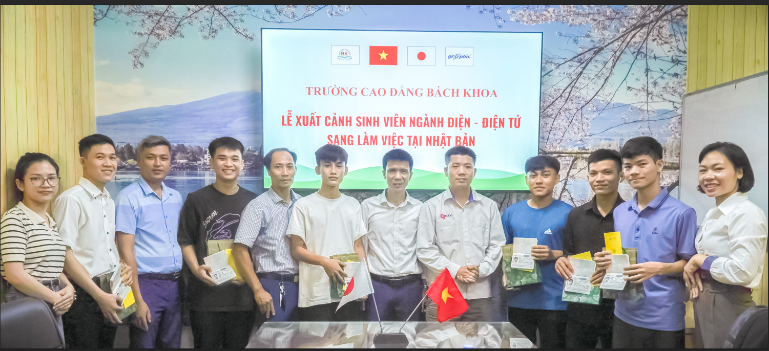 Th.S Nguyễn Văn Trường - Hiệu trưởng Nhà trường tặng quà động viên các bạn sinh viên