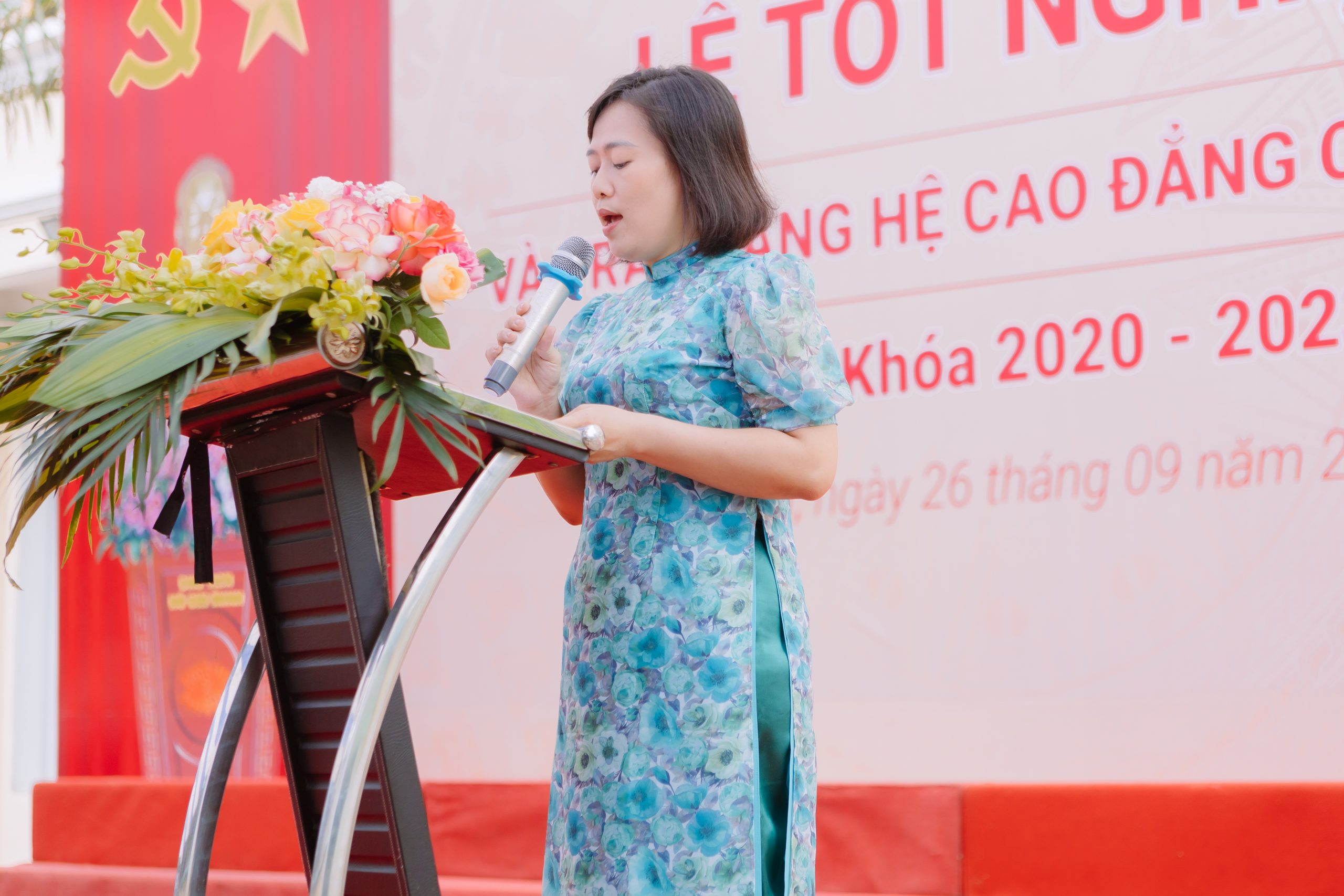 Cô Nguyễn Hồng Điệp đại diện Phòng hành chính nhân sự đọc quyết định khen thưởng và quyết định công nhận tốt nghiệp