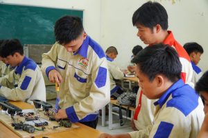 Sinh viên Công nghệ Ô tô tại trường cao đẳng Bách Khoa học thực hành tại xưởng ô tô