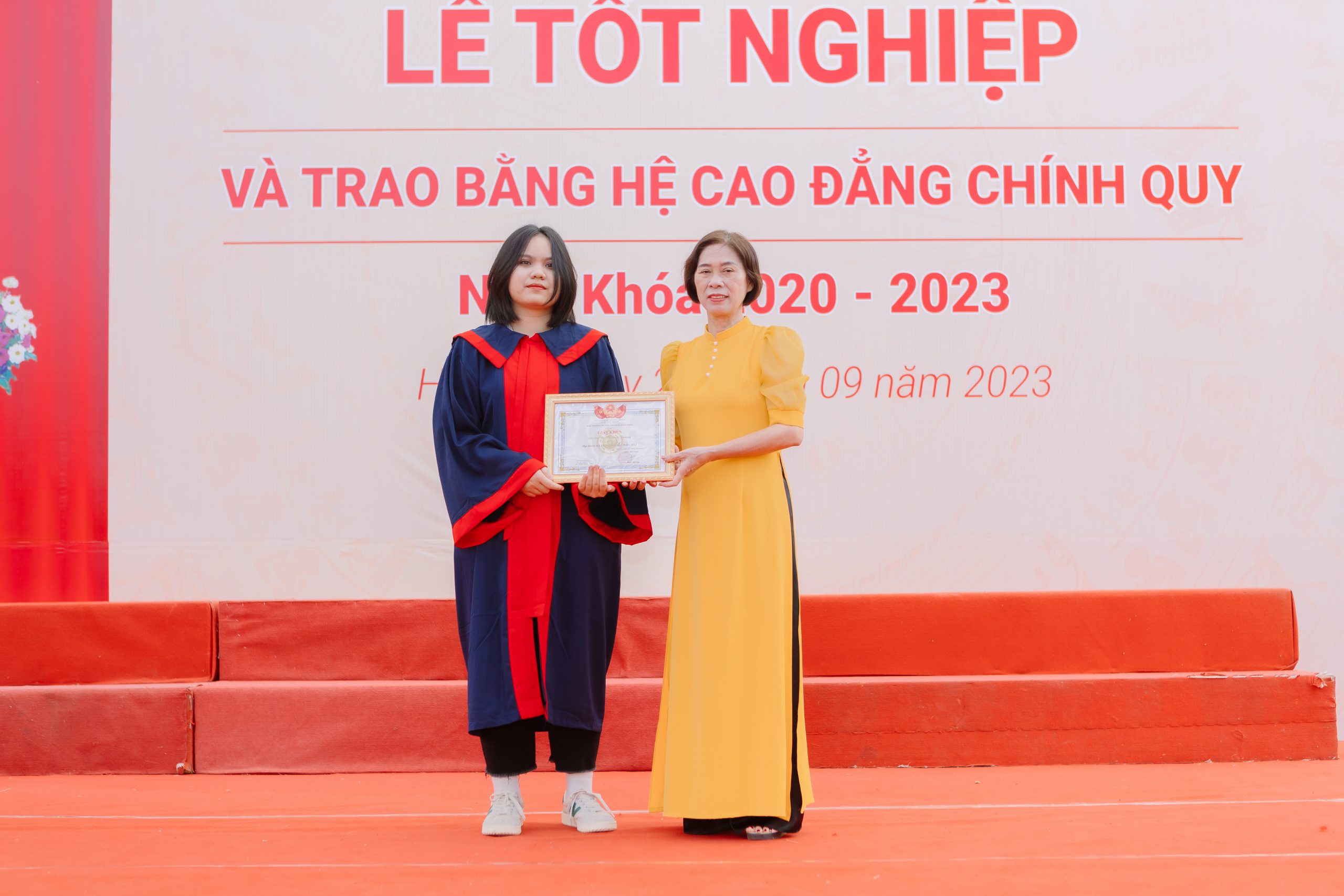 T.S Nguyễn Thị Thành trao giấy khen cho Á khoa Bùi Quỳnh Trang ngành tiếng Hàn