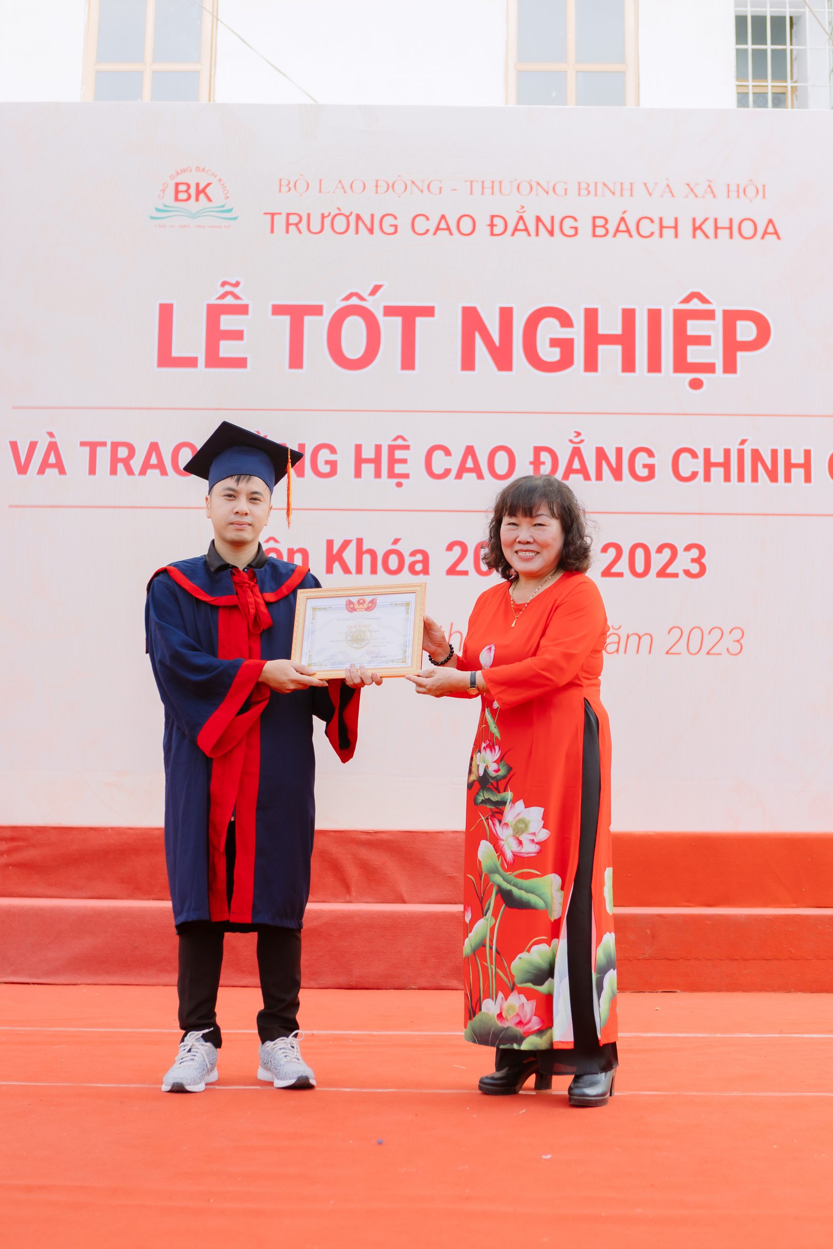 T.s Đinh Thị Dậu trao bằng khen cho thủ khoa Hà Ngọc Khánh ngành Kỹ thuật máy lạnh và Điều hòa không khis