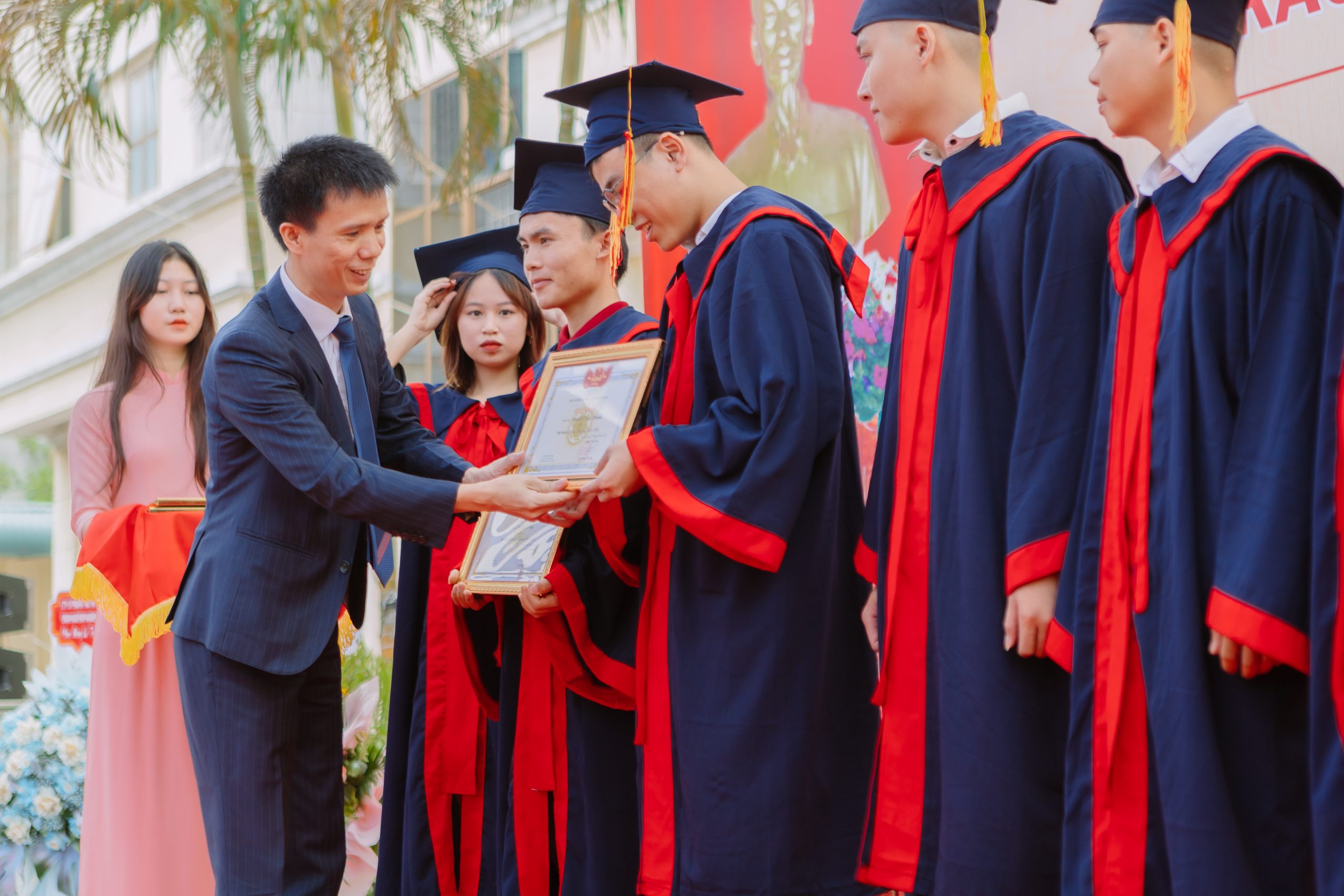 Thạc sĩ Nguyễn Văn Trường – Phó hiệu trưởng nhà trường trao giấy khen cho các em sinh viên đạt thành tích cao trong toàn khóa học