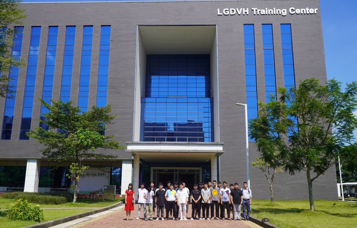 Sinh viên ngành Công nghệ Kỹ thuật Điện - Điện tử thực tập tốt nghiệp tại Công ty TNHH LG Display Việt Nam