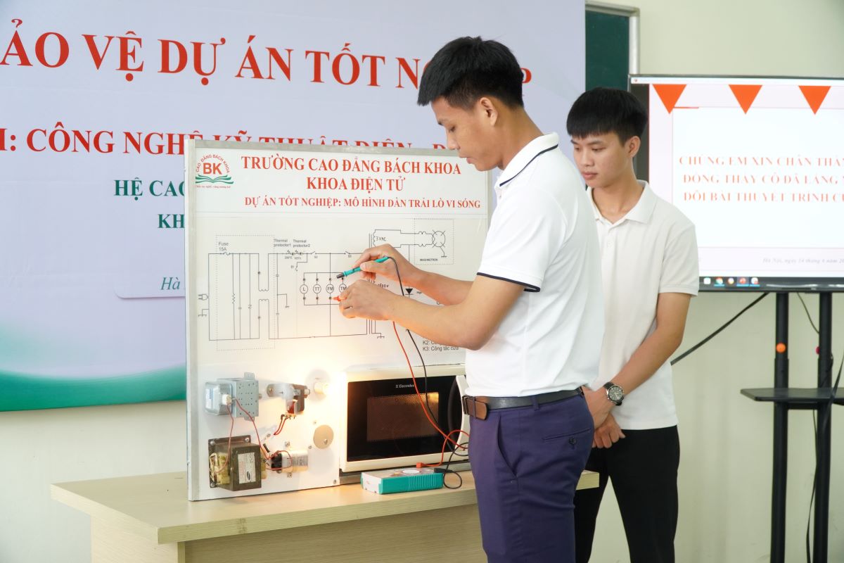 Sinh viên ngành Công nghệ Kỹ thuật Điện - Điện tử trình bày dự án tốt nghiệp