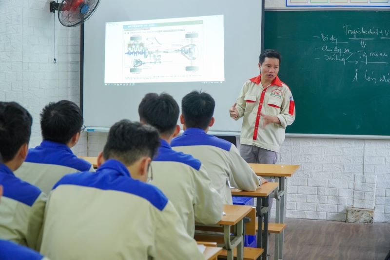 Sinh viên ngành Công nghệ Ô tô học lý thuyết