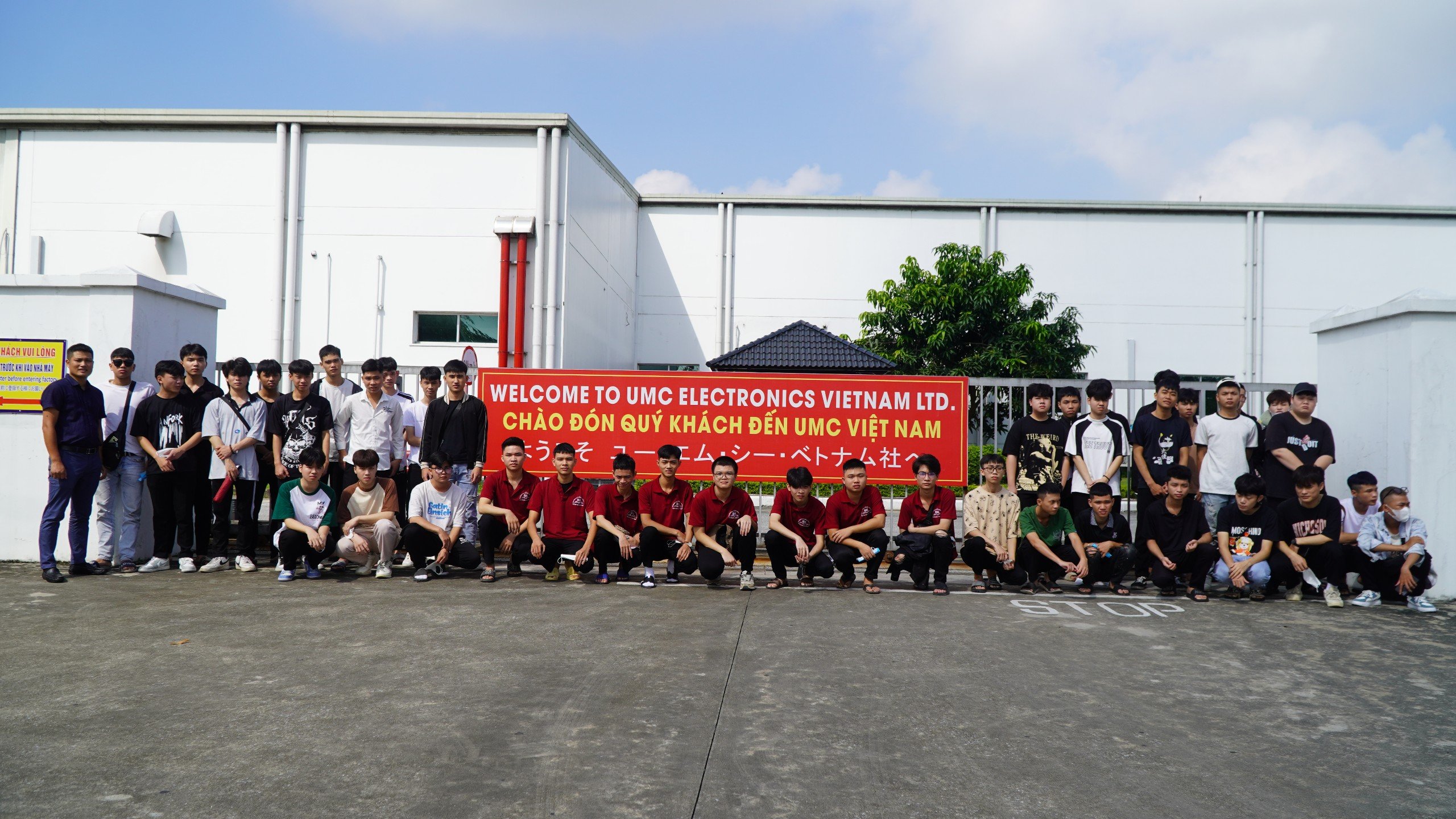 Sinh viên khoa Điện tử khóa 14 thực tập sản xuất tại Công ty TNHH Điện tử UMC Việt Nam (Hải Dương)