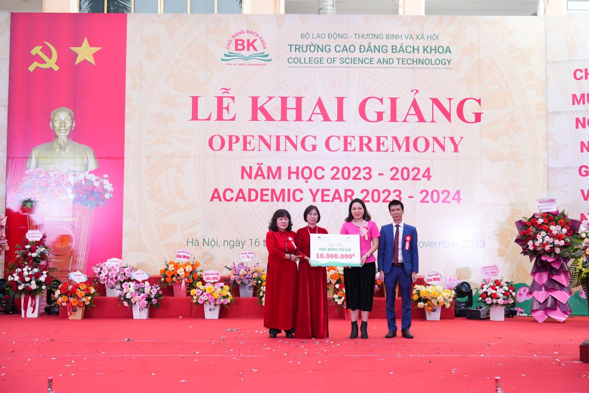 Công ty TNHH Nguồn nhân lực Tầm Việt trao tặng học bổng trị giá 10 triệu đồng