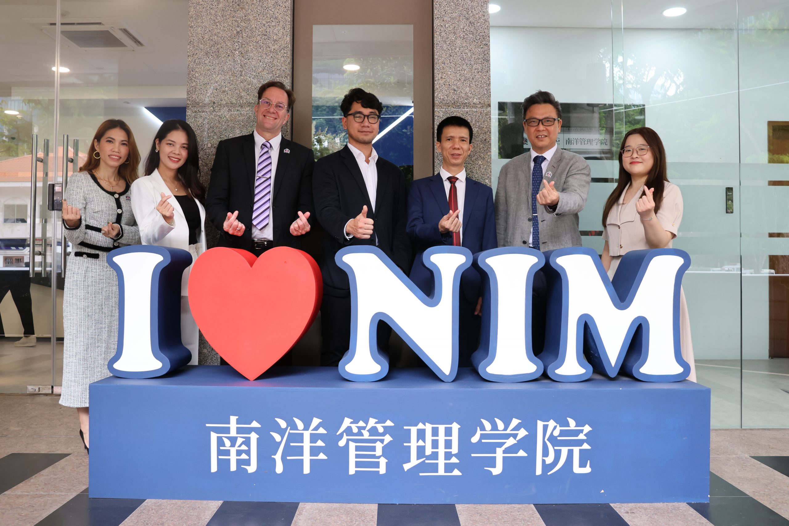 Đoàn công tác tham quan cơ sở vật chất của Học viện quản lý Nanyang