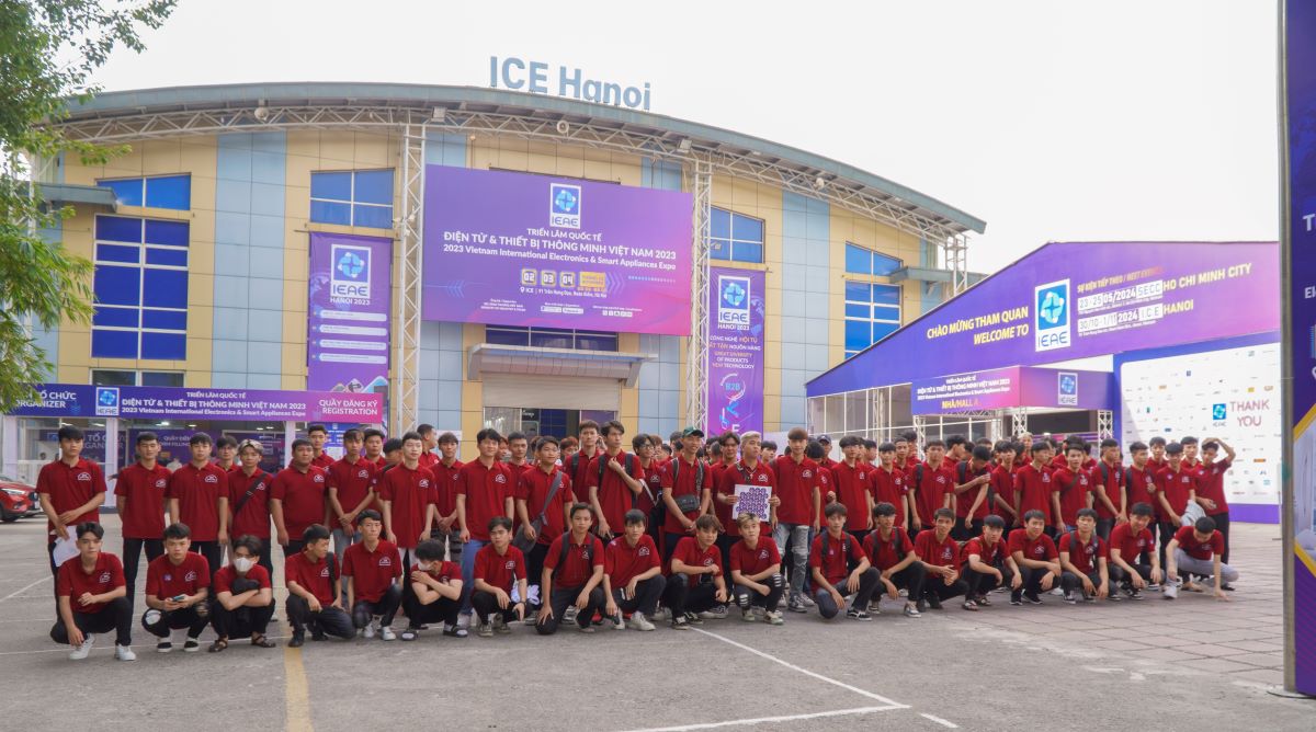 Sinh viên ngành Công nghệ Kỹ thuật Điện - Điện tử trường Cao đẳng Bách Khoa trải nghiệm tại triển lãm Quốc tế Điện tử và Thiết bị Thông minh Việt Nam