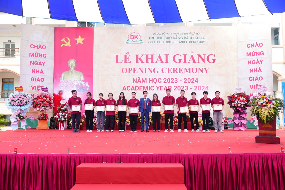 ThS. Nguyễn Văn Trường tặng giấy khen cho sinh viên tích cực tham gia các hoạt động phong trào trong năm học 2022- 2023
