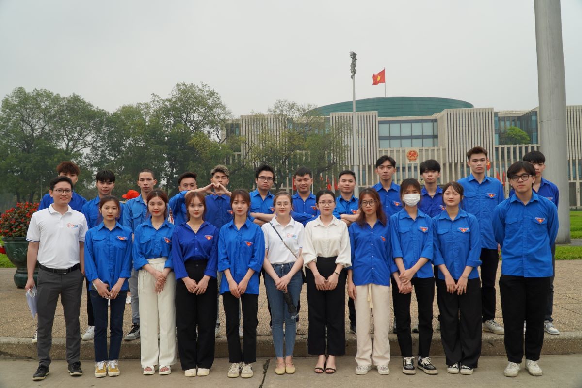 Sinh viên Cao đẳng Bách Khoa Viếng Lăng Bác và tham quan Khu di tích Chủ tịch Hồ Chí Minh.