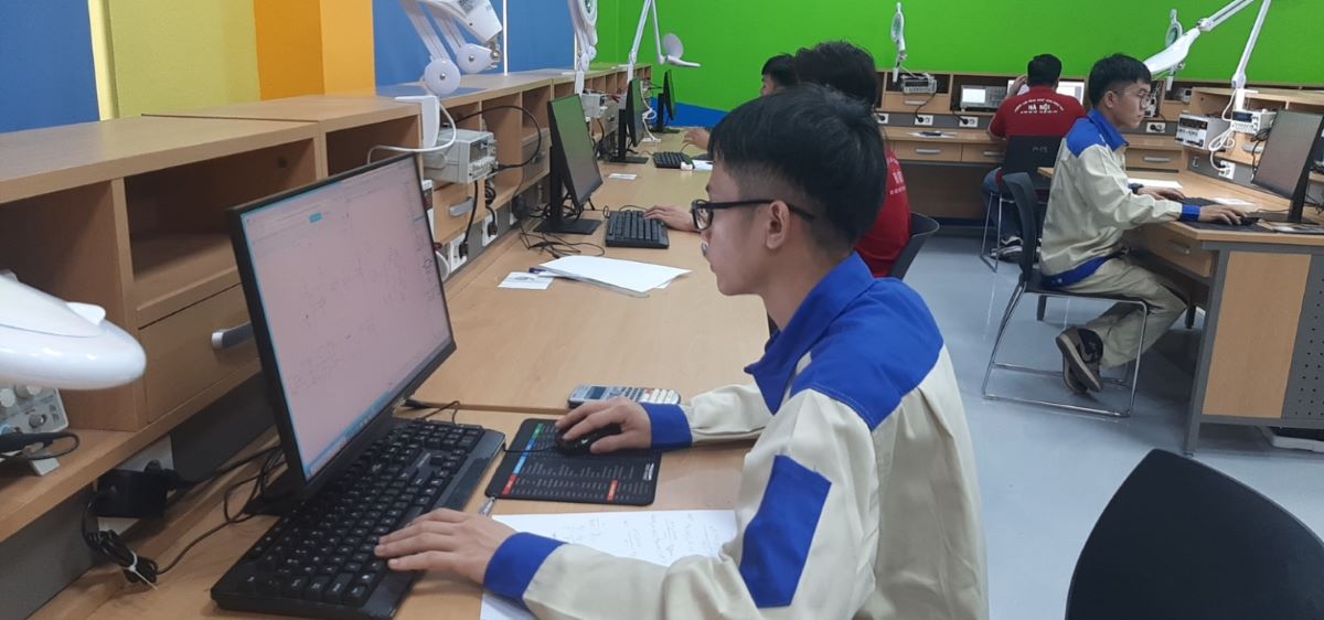 Sinh viên Nguyễn Đình Hoàng thực hiện bài thi kỹ năng nghề Điện tử