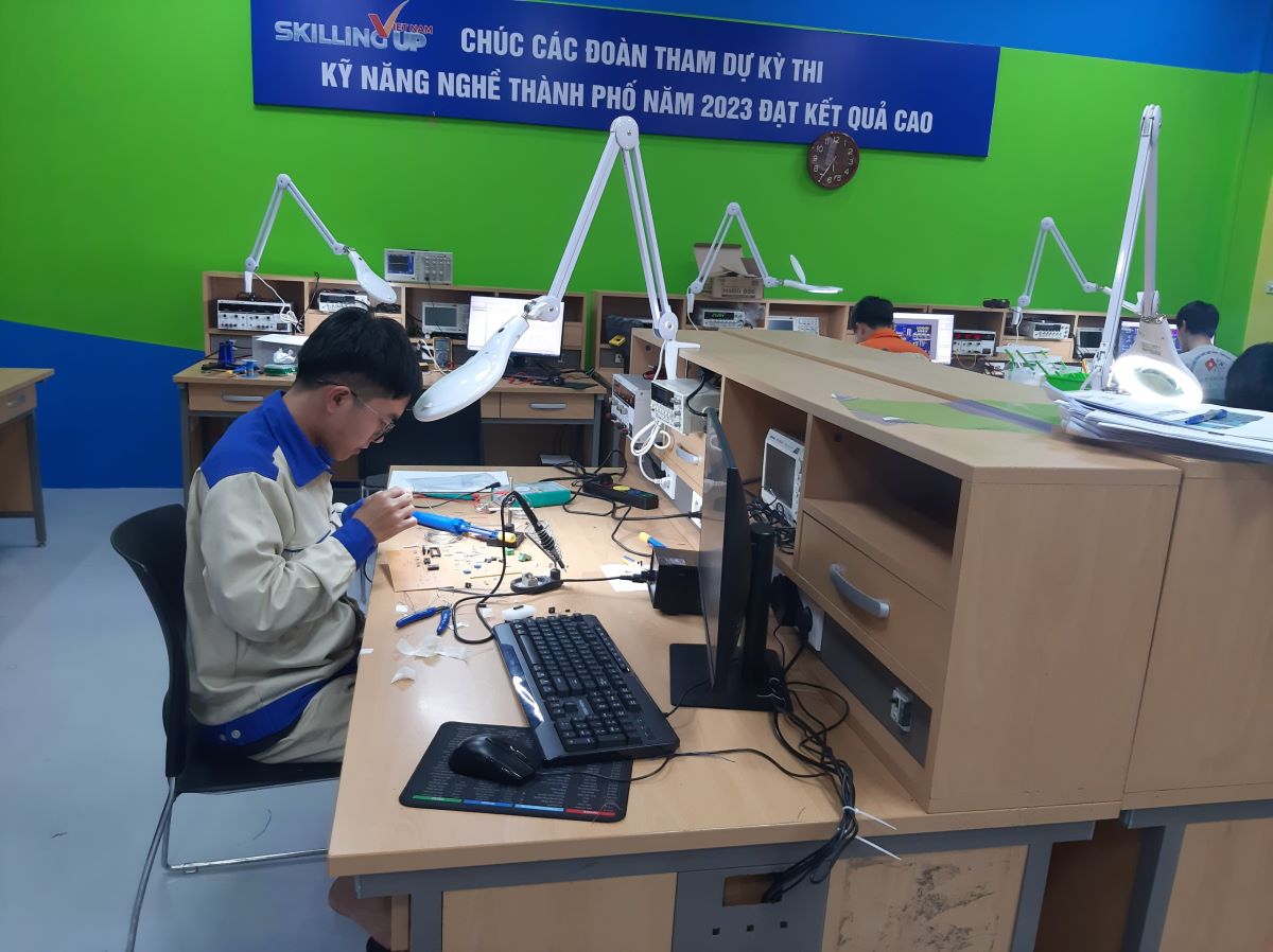 Sinh viên Nguyễn Văn Huân thực hiện bài thi tay nghề Điện tử