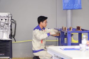 Sinh viên Nguyễn Việt Tiệp thực hiện bài thi tay nghề Công nghệ Ô tô