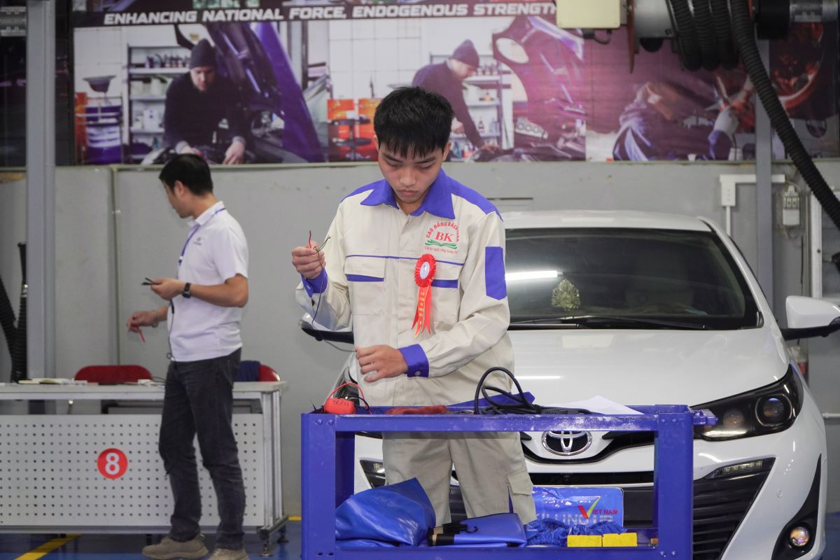 Sinh viên Phan Hồng Phong thực hiện bài thi nghề Công nghệ Ô tô