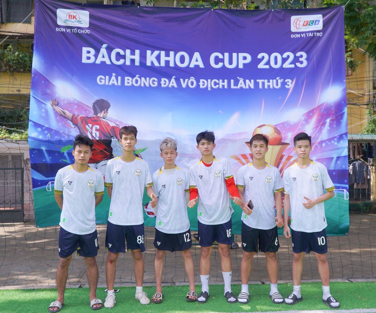 Sinh viên tham gia cuộc thi đá bóng BACHKHOA CUP 2023