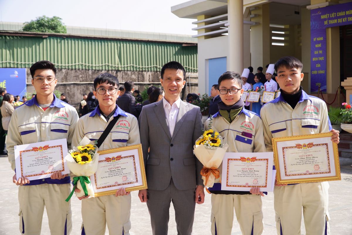 ThS Nguyễn Văn Trường - Chủ tịch HĐQT cùng 4 bạn sinh viên tham gia kỳ thi
