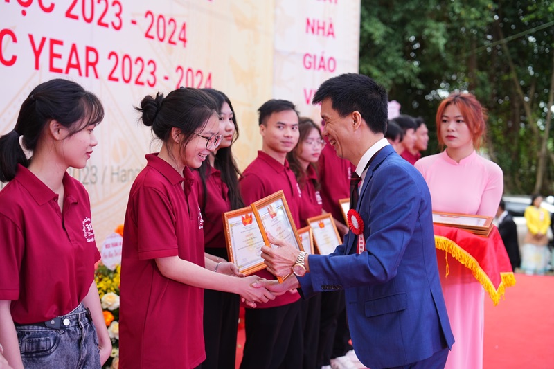 Sinh viên nhận khen thưởng từ Trường