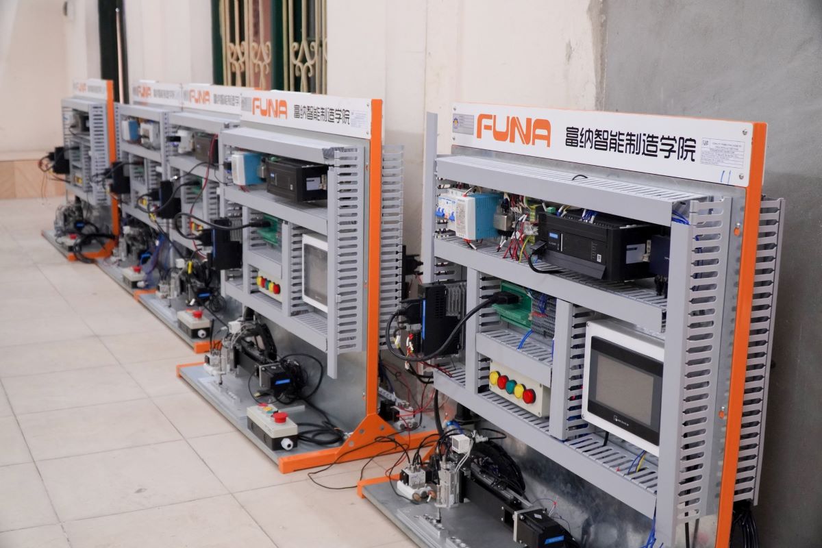Công ty TNHH Công nghệ Tô Châu FUNA-AI Việt Nam bàn giao thiết bị thực hành cho trường Cao đẳng Bách Khoa
