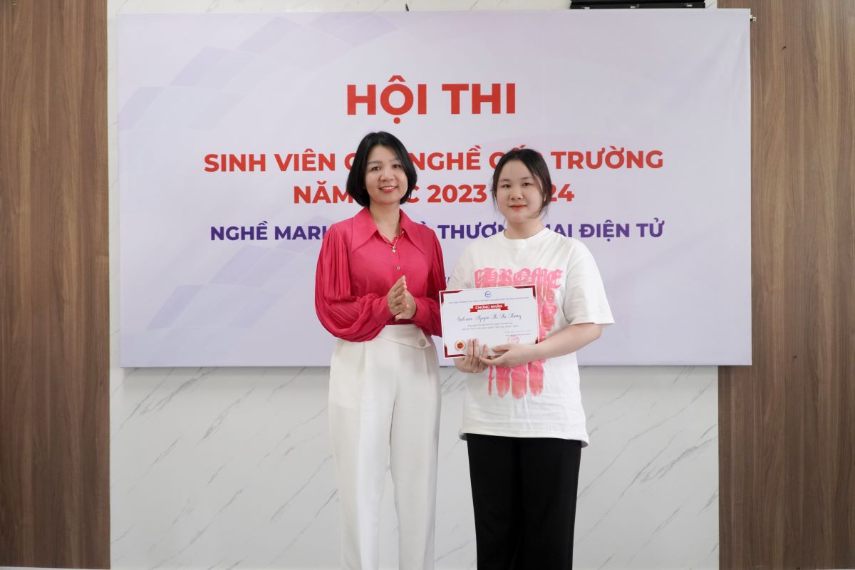 Cô Đinh Thị Thanh Nga trao giấy chứng nhận và giải thưởng cho sinh viên đạt giải Khuyến khích nghề Marketing