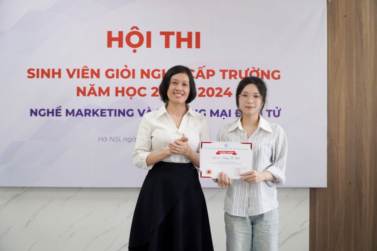 Cô Lâm Thị Hằng trao giấy chứng nhận và giải thưởng cho sinh viên đạt giải Ba nghề Marketing