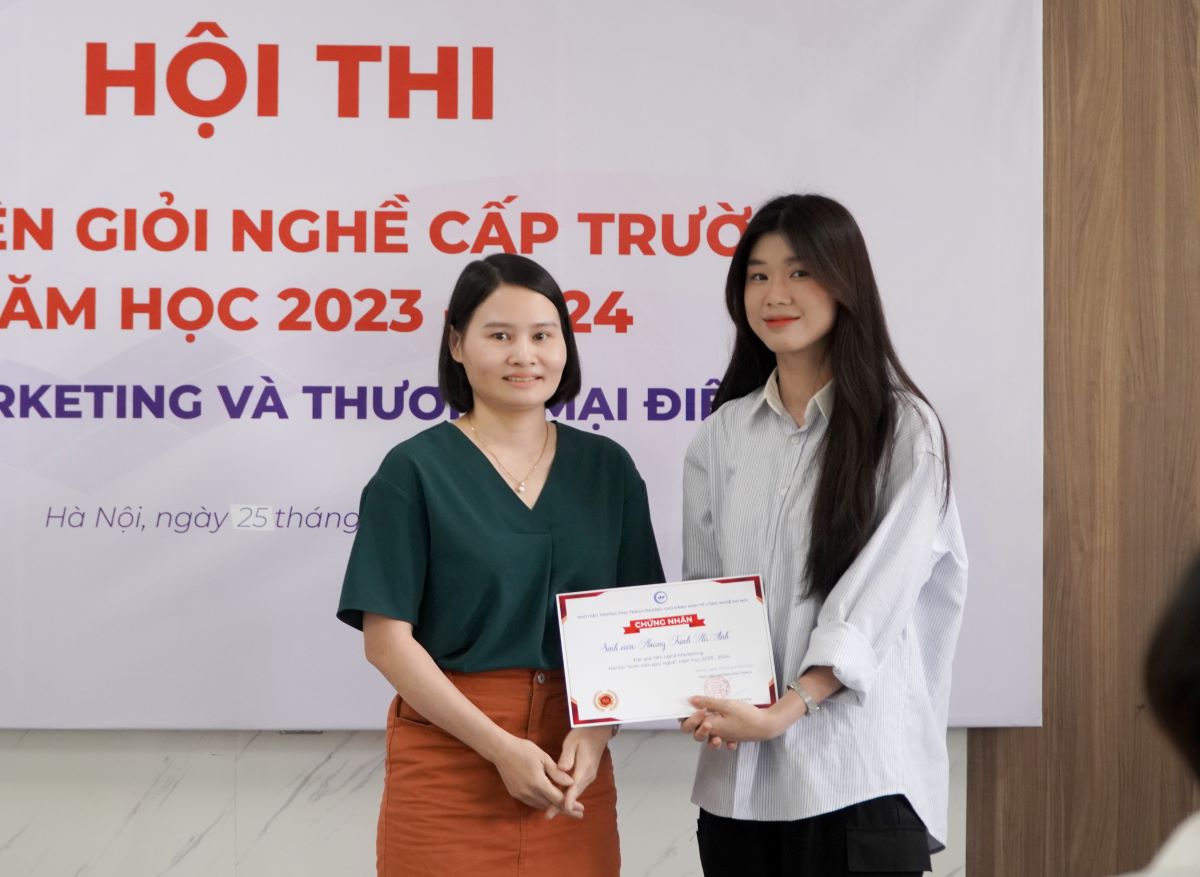 Cô Nguyễn Thị Vân trao giấy chứng nhận và giải thưởng cho sinh viên đạt giải Nhì nghề Marketing