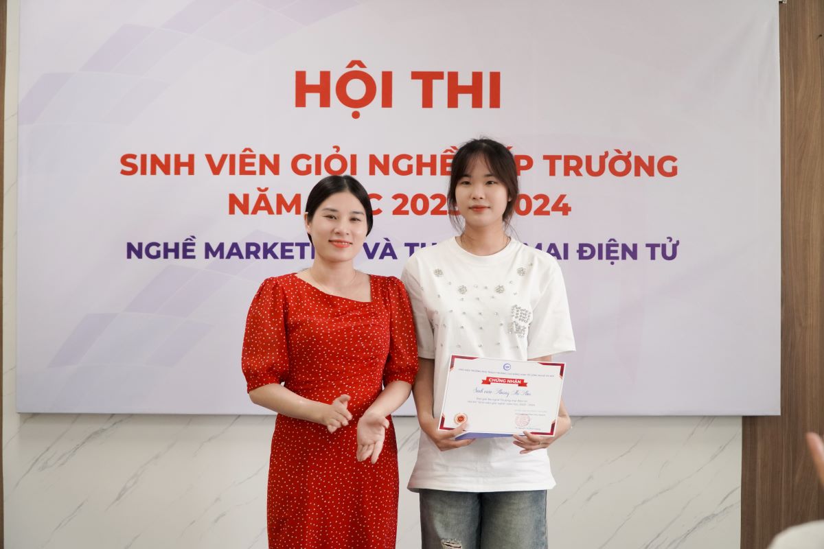 Cô Trần Thị Quỳnh trao giấy chứng nhận cho sinh viên đạt giải Ba nghề Thương mại điện tử