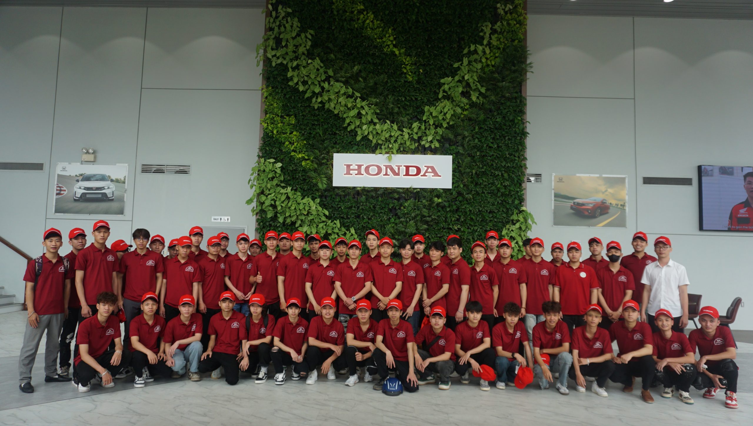 Đoàn than quan chụp ảnh lưu niệm tại Nhà máy Honda Việt Nam