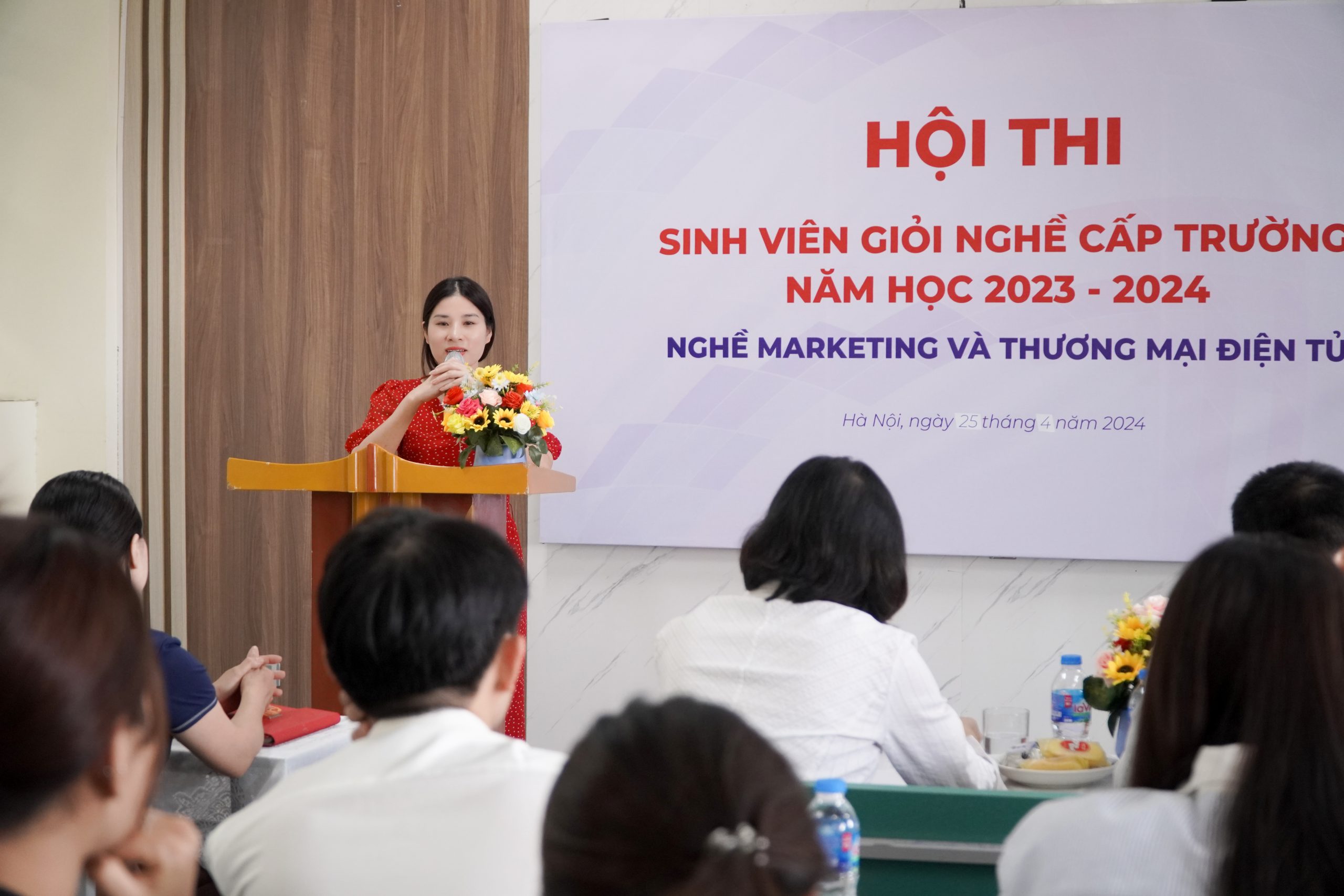 Cô Trần Thị Quỳnh - Khoa Marketing và Thương mại điện tử phát biểu 