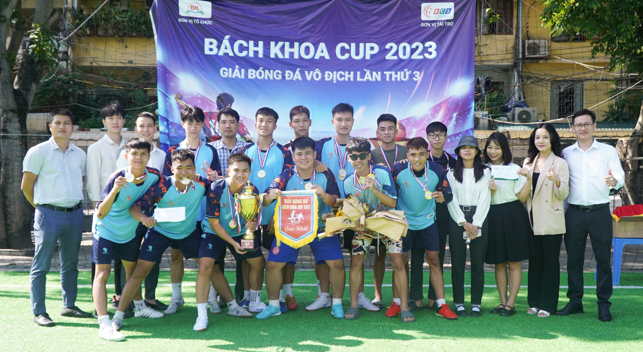 Sinh viên Công nghệ Ô tô khóa 15 giành cup vô địch trong giải bóng đá BÁCH KHOA CUP 2023
