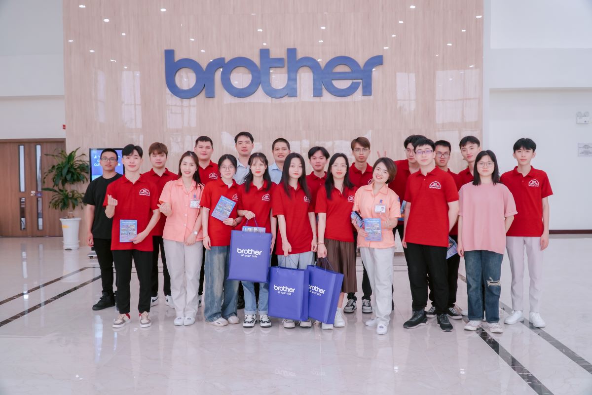 Sinh viên khoa Công nghệ thông tin khóa 14 & 15 tham quan Công ty TNHH Công nghiệp Brother