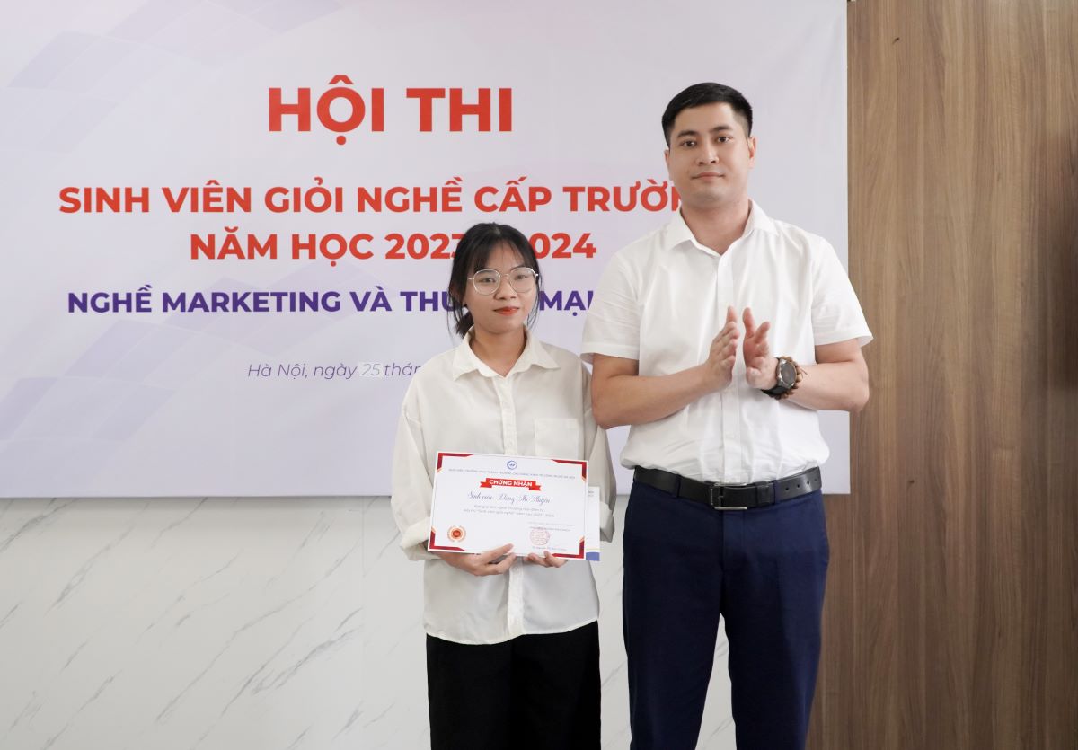 Thầy Nguyễn Văn Lưu trao giải cho sinh viên đạt giải Nhì nghề Thương mại điện tử