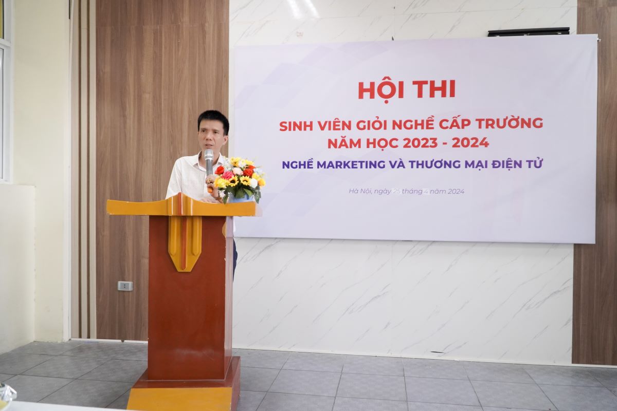 Thầy Nguyễn Văn Trường phát biểu tại lễ trao giải