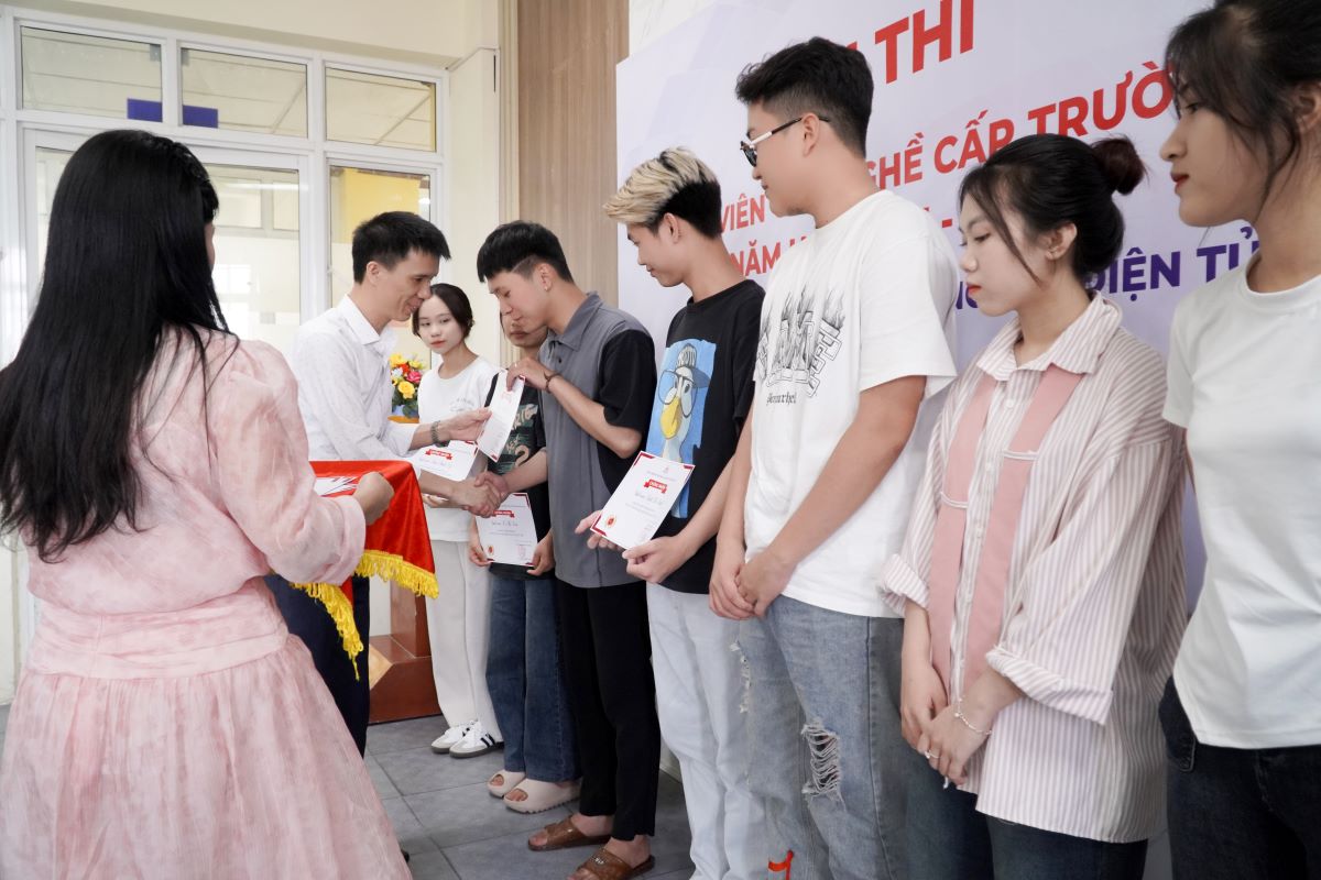 Thầy Nguyễn Văn Trường vinh danh các thí sinh tham dự hội thi sinh viên giỏi nghề Marketing và nghề Thương mại điện tử