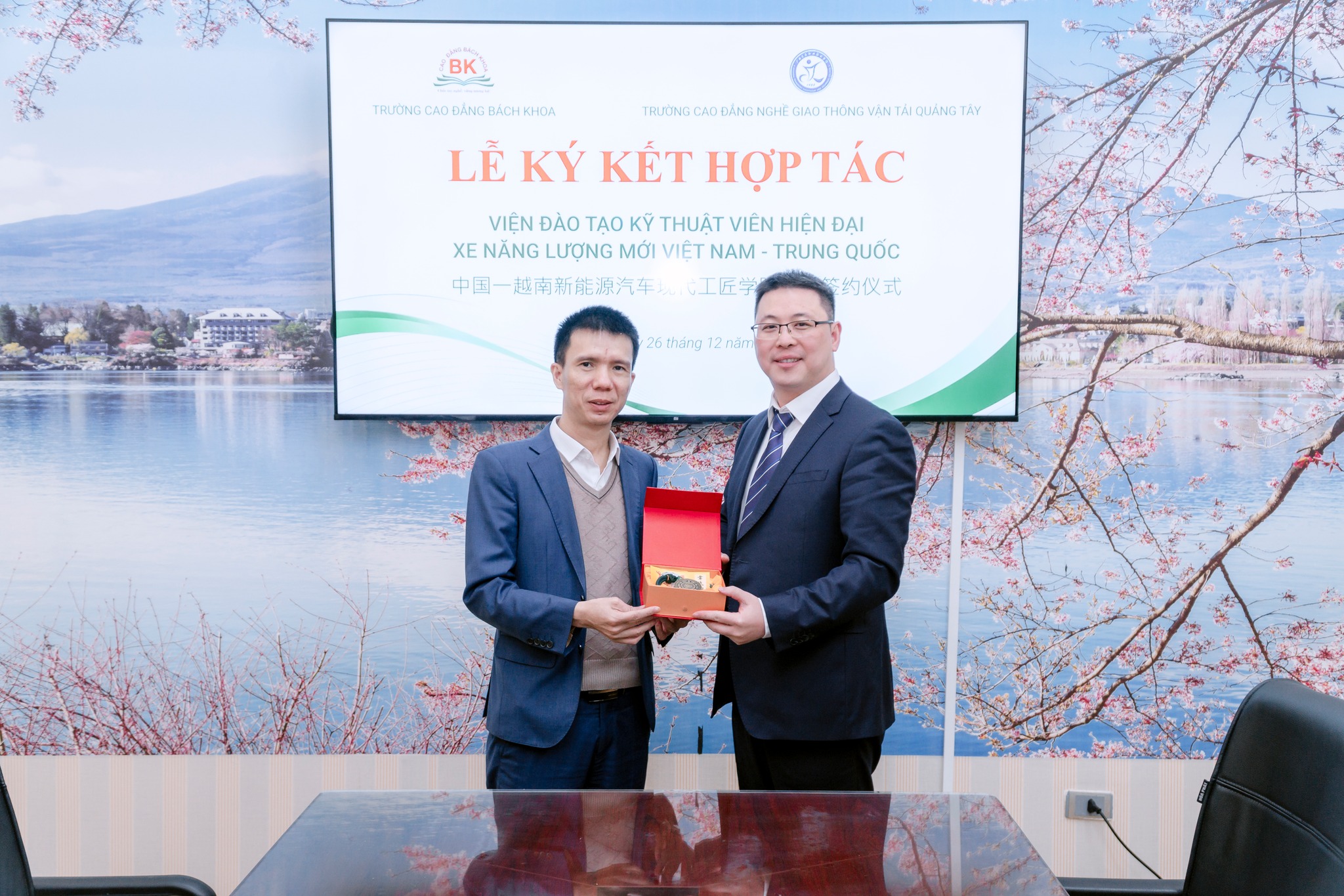 Trường Cao đẳng nghề Giao thông vận tải Quảng Tây ký kết hợp tác với Khoa Công nghệ Ô tô đào tạo nhân lực ngành xe năng lược mới