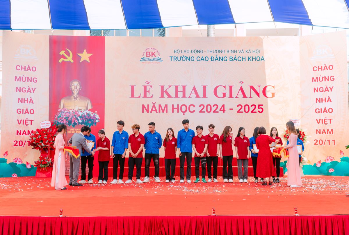 Ban giám hiệu nhà trường trao giấy khen cho sinh viên tích cực tham gia hoạt động phong trào năm học 2023 -2024