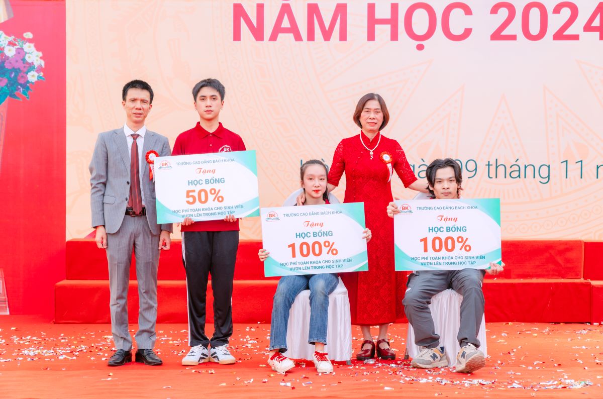 Ban giám hiệu nhà trường trao học bổng cho sinh viên vươn lên trong học tập