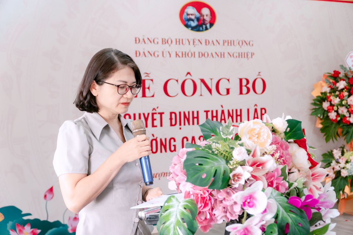 Đồng chí Nguyễn Thị Hoa – Phó bí thư Đảng ủy khối doanh nghiệp huyện Công bố Quyết định về việc thành lập chi bộ trường Cao đẳng Bách Khoa