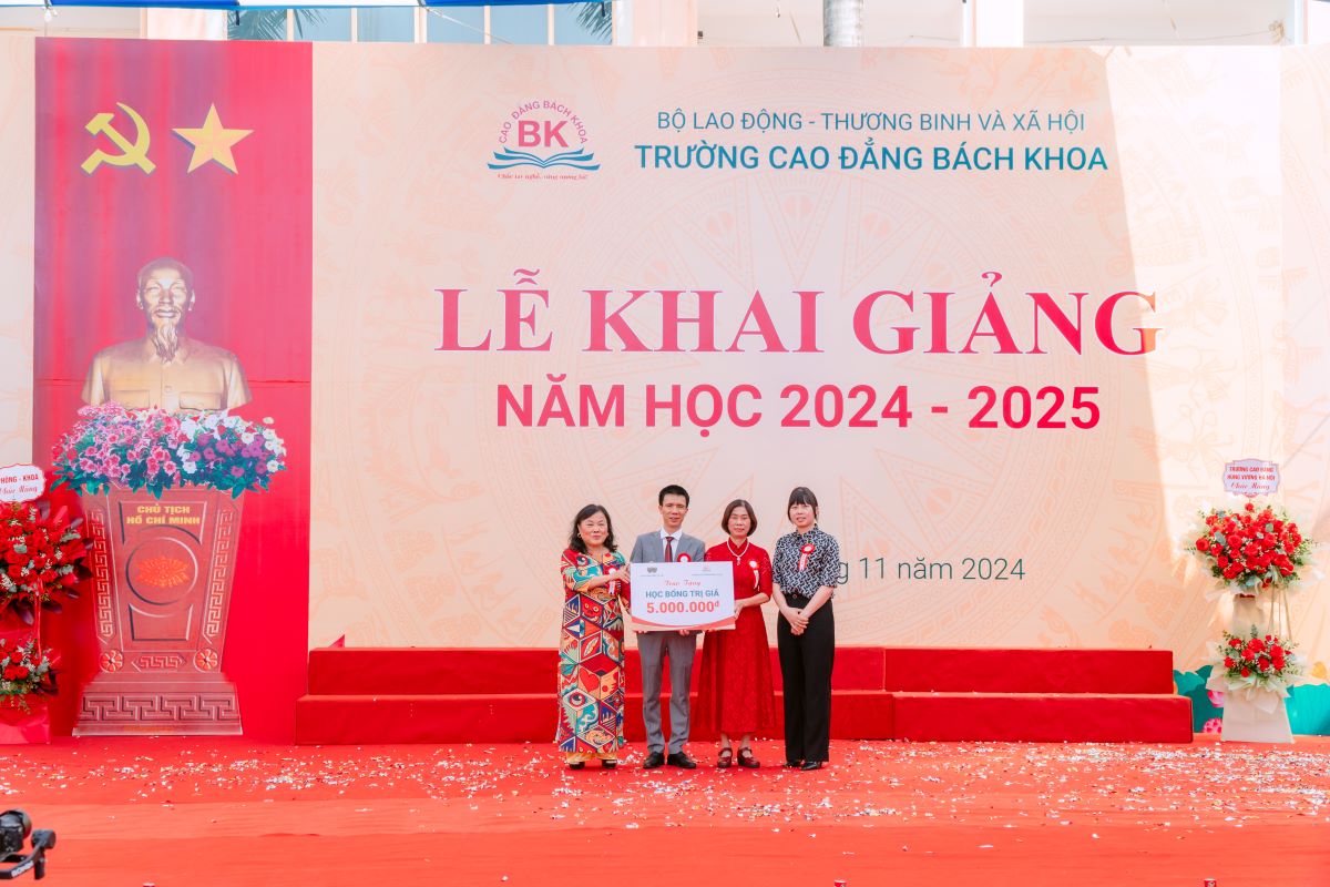 Nhà hàng Sen Tây Hồ trao tặng học bổng cho Nhà trường