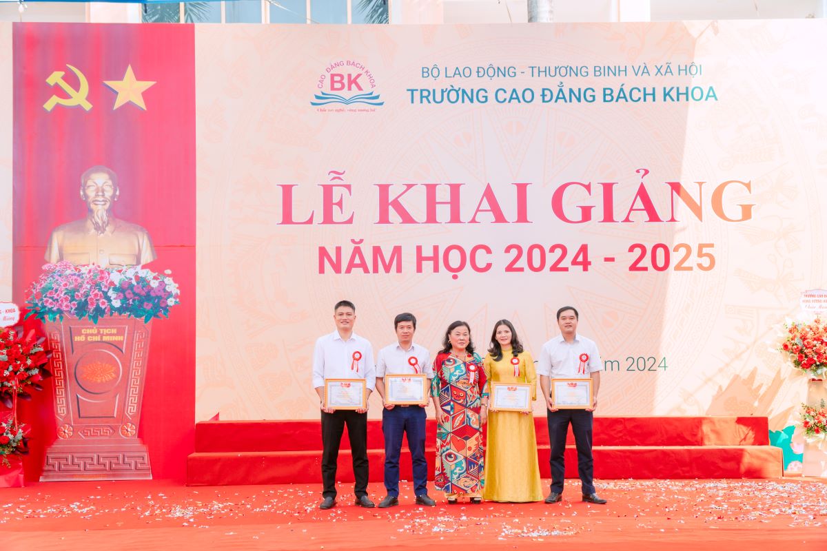 TS Đinh Thị Dậu trao giấy khen cho 4 thầy cô có đóng góp trong kỳ thì kỹ năng nghề thành phố năm 2023