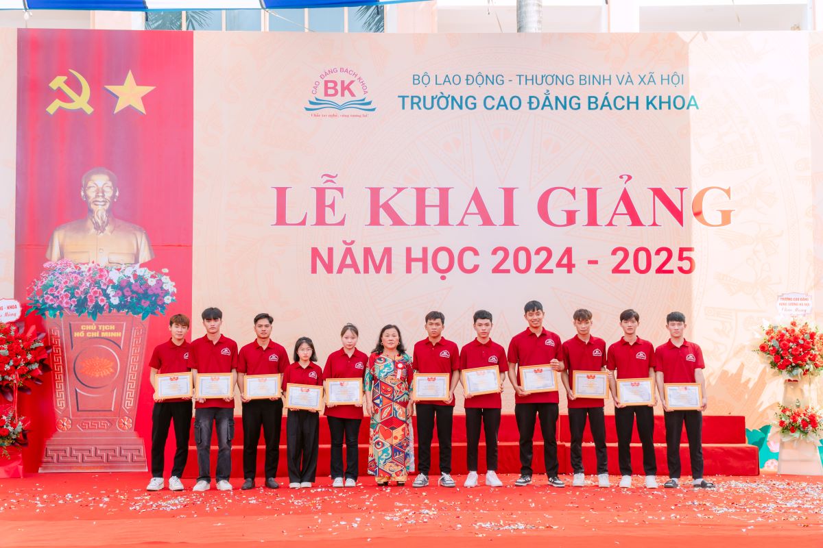 TS Đinh Thị Dậu trao giấy khen cho sinh viên khóa 14 đạt thành tích xuất sắc và giỏi trong năm học 2023 - 2024