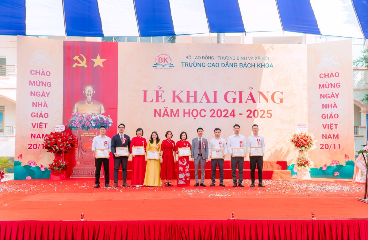 TS Nguyễn Thị Thành trao giấy khen cho các tập thể đạt thành tích trong năm học 2023 - 2024